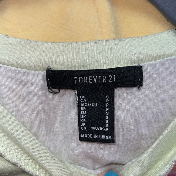 A cute semi-cropped shirt - Picture 4 of 4